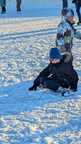 На льду.
