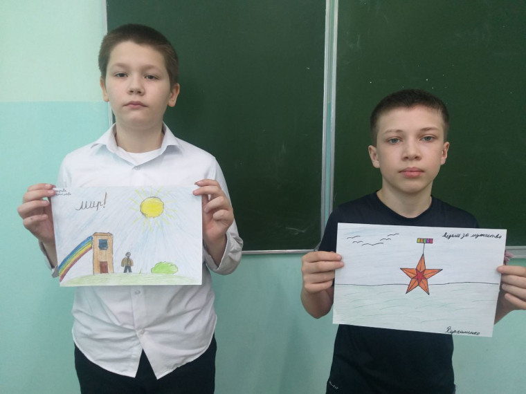 Выставка рисунков «Под мирным небом».